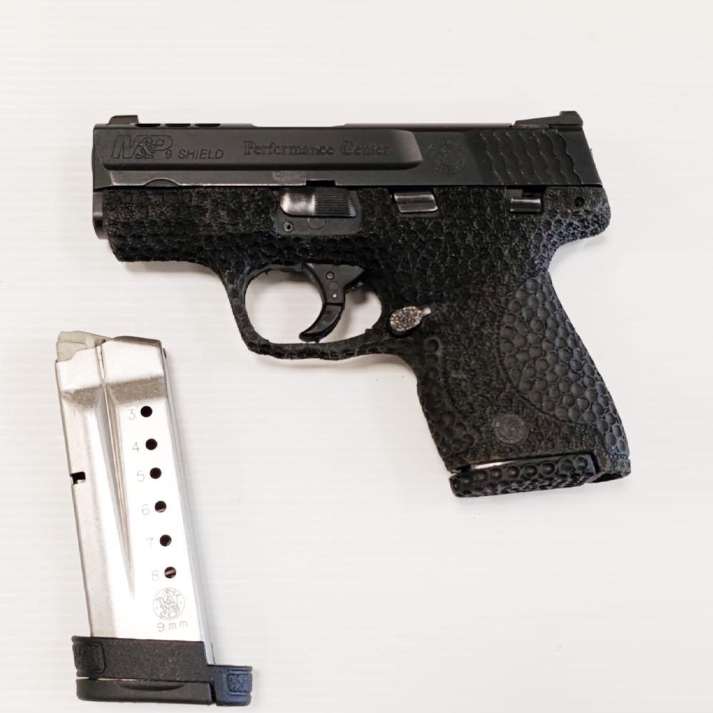 dépôt vente s&w m&p9 shield perf center 9x19mm, S&W M&P9 Shield Performance Center, Smith & Wesson M&P Shield 9mm, pistolet compact 9x19, arme de poing Smith & Wesson, M&P9 PC occasion, pistolet Performance Center 9mm, Smith & Wesson M&P9, pistolet 9mm compact S&W, M&P Shield gravure laser, Smith & Wesson Performance Center France, pistolet de tir sportif S&W, S&W M&P Shield 9mm occasion
