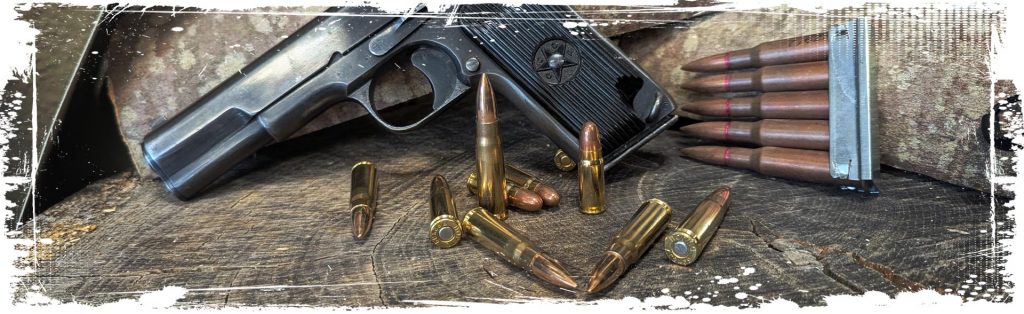 munitions russes et soviétiques, Pistolet soviétique Tokarev TT-33 et assortiment de munitions russes historiques posés sur un billot de bois.